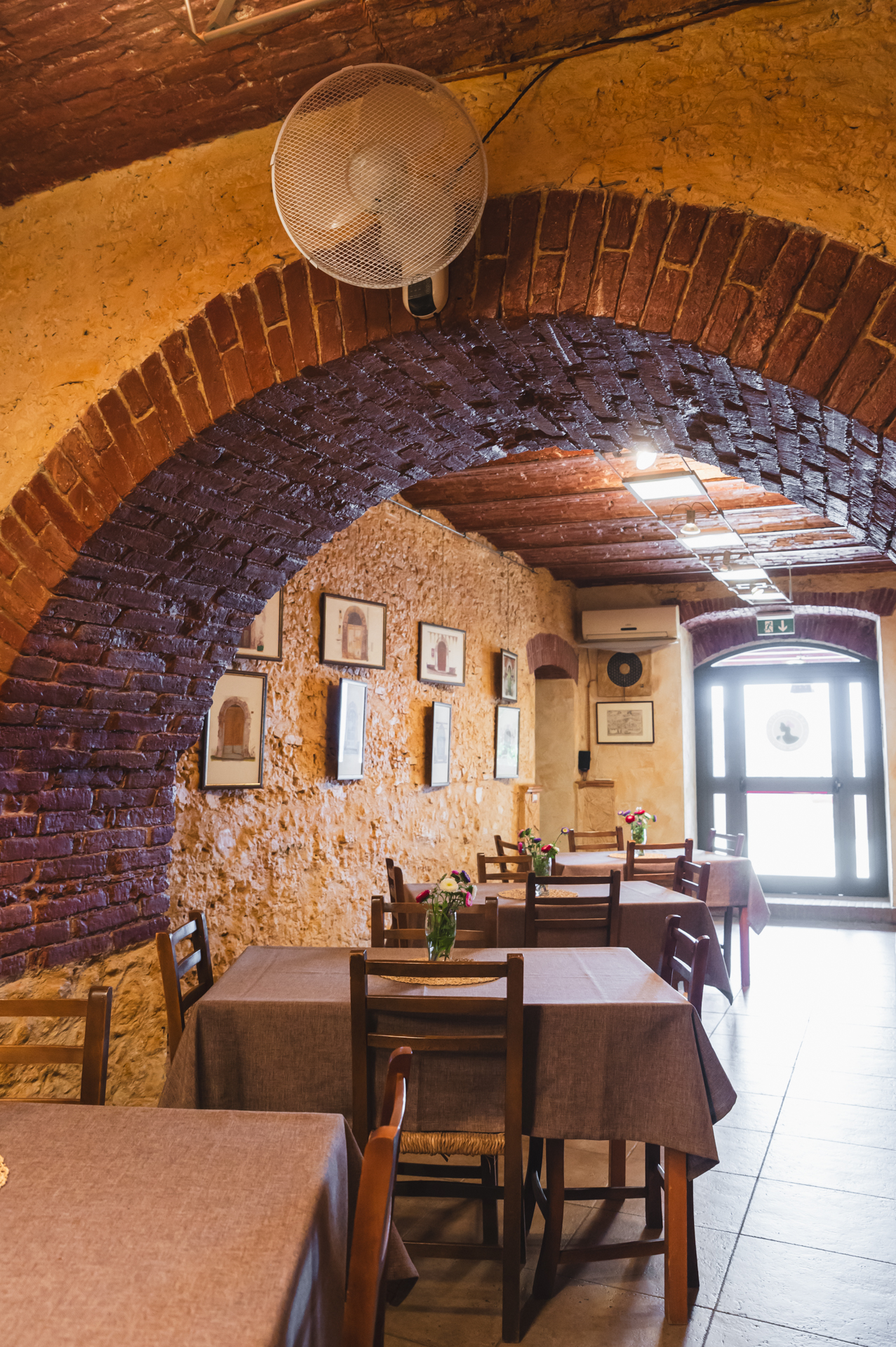 Interno del ristorante Le Baccanti a San Marco Argentano - Sala con archi in pietra, volte a botte e atmosfera intima